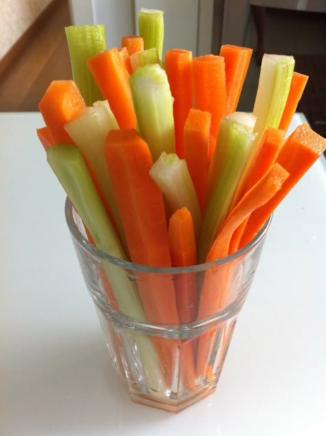 Vege stick cup Carrots And Cucumbers Snack, Carrot And Cucumber Sticks, Small Healthy Snacks, Kids Dinners, Cucumber Snacks, Veggie Sticks, Grandma Crafts, Vegetable Sticks, Serving Ideas