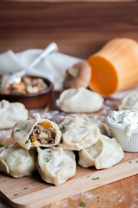 These Uzbek Steamed Dumplings - Manti are the bomb! I could hardly wait to take them out of the steamer and sink my teeth into one. Uzbekistan Food, Creamed Beef, How To Make Dumplings, Steamed Dumplings, Dumpling Recipe, European Food, Russian Recipes, Ravioli, Dumplings