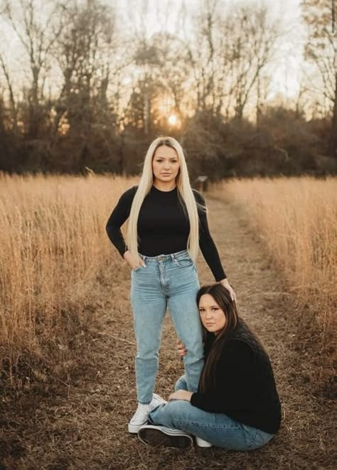 Lifestyle Photoshoot Ideas, Awkward Photoshoot, Best Friend Photoshoot Ideas, Friend Photoshoot Ideas, Awkward Family Pictures, Female Problems, Funny Photoshoot Ideas, Sibling Photography Poses, Sibling Photo Shoots