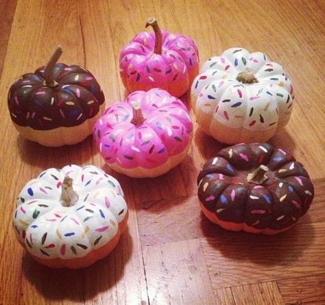 pumpkins painted to look like donuts, AWESOME! Small Pumpkin Designs, Donut Pumpkin, Cute Painted Pumpkin Ideas, Halloween Pumpkins Carvings Designs, Holiday Crafts Halloween, Pumpkin Donut, Pumpkin Painted, Creative Pumpkin Painting, Creative Pumpkin Decorating