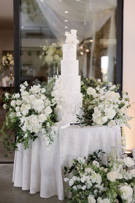 Wedding Cake Backdrop Ideas, Wedding Cake Backdrop, Wedding Cake Display Table, Outdoor Wedding Cake, Wedding Table Display, Tall Wedding Cakes, Glass House Wedding, Cake Display Table, Wedding Cake Display