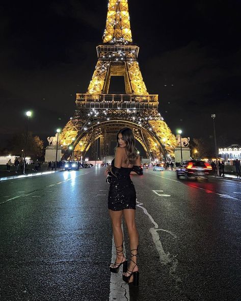 Eiffel Tower Picture Ideas, Eiffel Tower Outfit, Uk Icon, Eiffel Tower Pictures, Paris Photo Ideas, A Day In Paris, Dress Like A Parisian, Eiffel Tower At Night, Printed Blouses