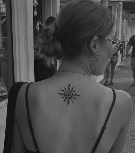 Upper Back Sun Tattoo, Sun Back Tattoo Women, The Sun Tattoo, Yin Yang Tattoos, Piercing Inspo, Back Tattoo Women, Sun Tattoo, First Tattoo, Tattoo Inspo