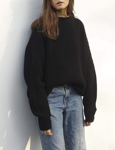 Black Pullover Outfit, Wool Sweater Outfit, Baggy Sweater Outfits, Pullover Sweaters Outfits, Black Chunky Knit Sweater, Black Sweater Outfit, Sustainable Knitwear, Oversized Black Sweater, Oversized Sweater Outfit