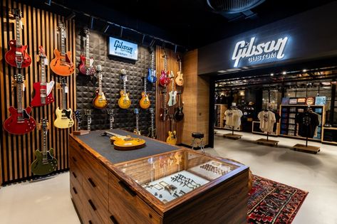 Gibson Garage, Music Store Interior, Gibson Epiphone, London Trip, Gibson Guitar, London Look, Noel Gallagher, Gibson Custom Shop, London Calling