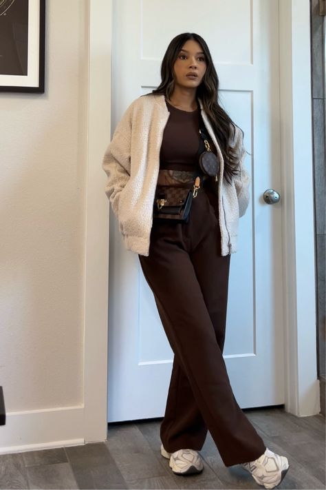 At Home Thanksgiving Outfits, Cafe Look Outfit, Fall Casual Outfits Black Women, Thick Women Outfits, Vee Mendoza, Brown Long Sleeve Outfit, Neutral Outfits Women, Brown Corduroy Pants Outfit, Thanksgiving Outfits Women Casual