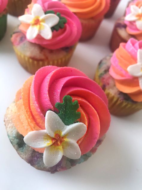 Hawaiian Cupcake Cake, Hawaii Theme Party Cake, Tropical Decorated Cupcakes, Hawian Theme Cupcakes, Tropical Party Cupcakes, Hawaiian Party Cupcakes, Tropical Wedding Cupcakes, Tropical Birthday Cupcakes, Hawaii Cupcakes Ideas