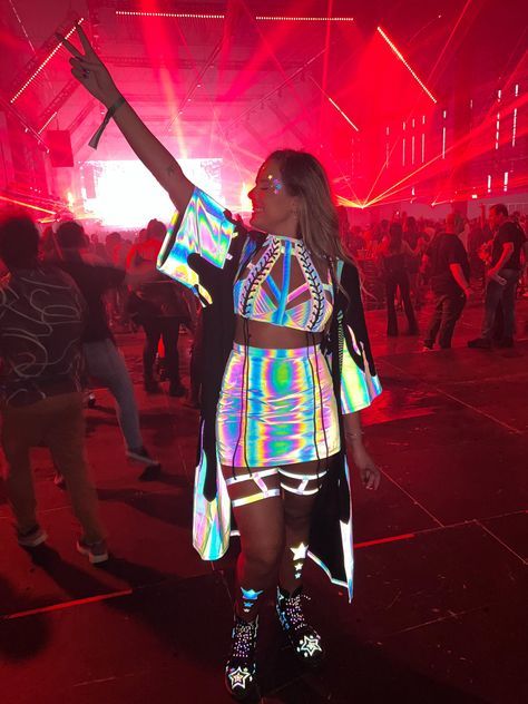 Reflective outfit , festival inspo look, rave outfit Reflective Rave Outfit, Look Rave, Neon Festival Outfit, Neon Rave Outfits, Reflective Outfit, Rave Party Outfit, Neon Rave, Festival Inspo, Outfit Festival