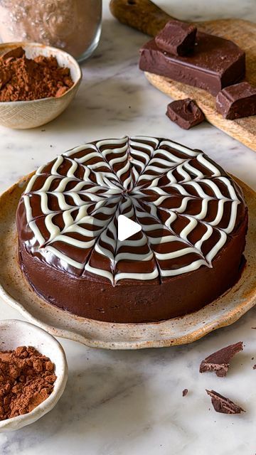 Perfect Chocolate Cake, Dark Chocolate Ganache, Chocolate Cake Decoration, White Chocolate Ganache, Dark Chocolate Cakes, Dessert Cake Recipes, Dessert Options, Oven Recipes, Fresh Cream