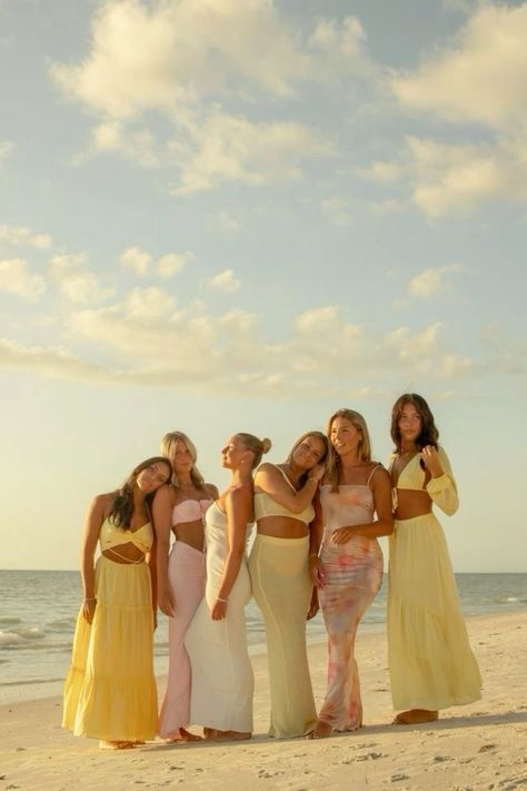 Girls Trip Photoshoots Beach, Group Picture Beach, Group Beach Pictures Friends Ideas, Friend Group Pictures Beach, Friends Vacation Pictures, Sunset Group Picture, Beach Bachelorette Photoshoot, Beach Friends Pictures, Bachelorette Beach Pictures