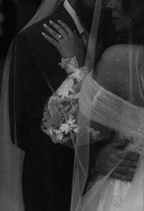 Black and white photo
Wedding portraits
Bride and groom portraits
Veil
Wedding veil
Wedding dress Veil Photoshoot, Veil Wedding Pictures, Wedding Gown With Veil, Gown With Veil, Wedding Photos Unique, Wedding Photography Detail Shots, Classic And Elegant Wedding, Sparkle Veil, Dress Portrait