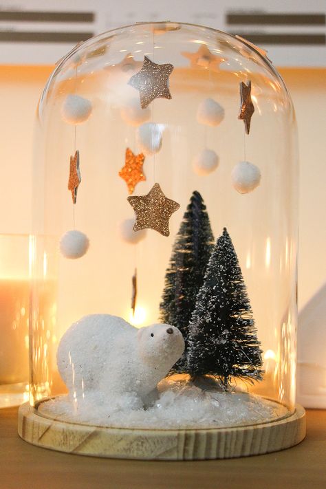 DIY : un décor sous cloche pour Noël - Je suis vernie Diy Natal, Bottle Brush Christmas Trees, Noel Diy, Easy Christmas Crafts, Farmhouse Christmas Decor, Noel Christmas, Glass Dome, Snow Globe, Christmas Deco