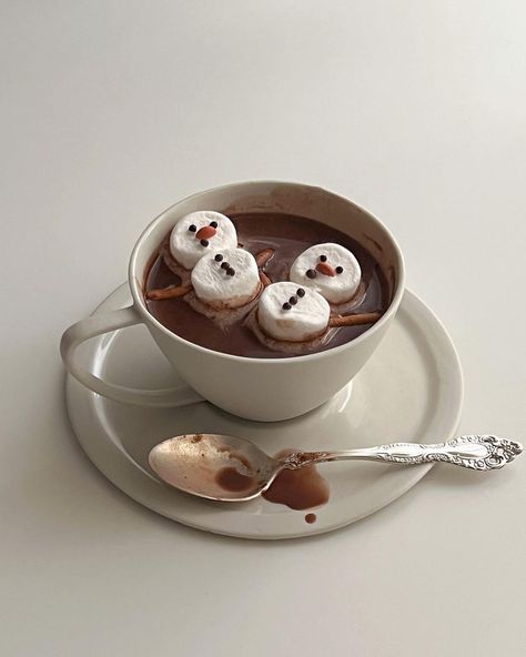 Celine on Instagram: “#sorrysnowman - bonus ⛄️ Hot chocolate w/ marshmallow snowmen, two ways” Christmas Dreaming, Christmas Feeling, Think Food, Food Obsession, Christmas Aesthetic, Pretty Food, Christmas Treats, Christmas Baking, Marshmallows