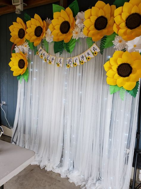 Diy Sunflower Backdrop Ideas, Sunflower Photo Backdrop Diy, Sunflower Backdrop Ideas Birthday, Sunflower Birthday Backdrop, Sunflower Theme Decoration, Photodrop Ideas, Sunflower Backdrop Ideas, Sunflower Decorations Party, Sunflower Backdrop