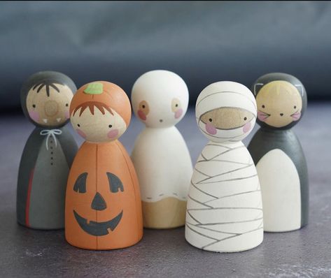 Wood People Crafts, Wooden Peg Dolls Ideas, Montessori Peg Dolls, Wood Dolls Diy, Peg Doll Crafts, Wood Peg People, Autumn Peg Dolls, Peg Dolls Halloween, Painted Peg Dolls