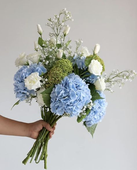 Blue Hydrangea Bouquet With Greenery, Dried Blue Hydrangea Arrangements, Blue Themed Bouquet, Blue Hydrangea Floral Arrangements, Blue Florals For Wedding, Wedding Decorations Hydrangea, Light Blue Outdoor Wedding, Colorful Hydrangea Bouquet, Baby Blue Flower Arrangements