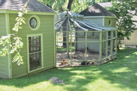 Fancy Chicken Coop, Reban Ayam, Portable Chicken Coop, Chicken Coup, Chicken Coop Run, Fancy Chickens, Coop Design, Bunny Williams, Chicken Coop Designs