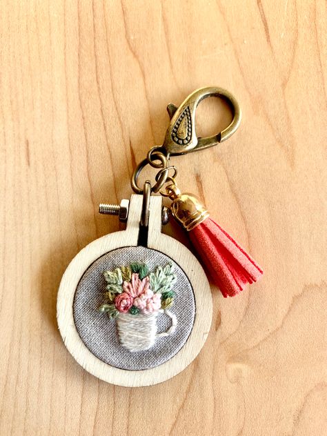 Perfect little mini embroidery hoop, hand stitched floral bouquet in a mug for that coffee loving friend! Mini Embroidery Ideas, Mini Embroidery Hoop Ideas, Mini Hoop Embroidery, Stitch Meditation, Keychain Embroidery, Mini Embroidery Hoop, Tshirt Embroidery, Embroidery Earrings, Mini Embroidery