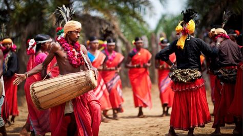 Check out our travel tips to visit Jagdalpur and other top places in Chattishgarh Tribes In India, Gond Painting, Fairs And Festivals, Black And White Art Drawing, Indian Tribes, Asian History, India People, Circuit Projects, Folk Dance