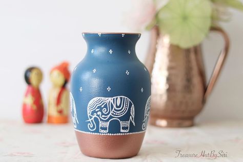 Painting On Glass Vases Ideas, Rajasthani Pot Painting, Pot Art Design, Cute Pot Painting Ideas, Small Pot Painting Ideas, Glass Jar Painting, Painting Vases, Handpainted Vase, Flower Vase Painting