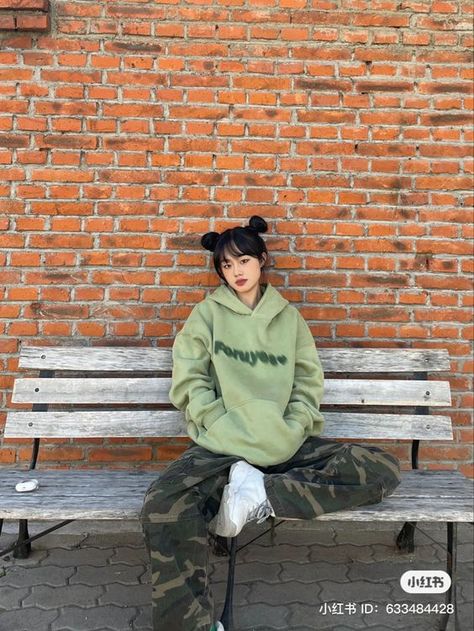 Green Hoodie Outfit, Boyish Outfits, Tomboy Look, Grunge Pictures, Swag Outfits For Girls, Foto Poses, Tomboy Style Outfits, Green Hoodie, Hoodie Outfit