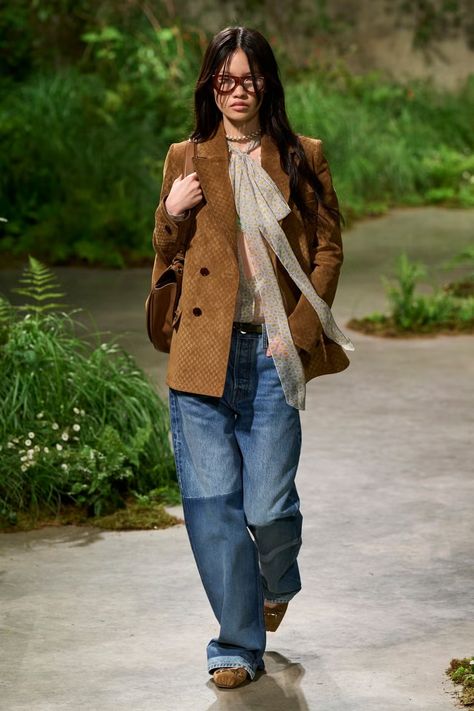 gucci resort 25 suede jacket Suede Jacket Outfit, Fashion 2025, Gucci Cruise, Gucci Runway, Botas Western, Fashion Newsletter, Couture Looks, Pharrell Williams, Gwyneth Paltrow