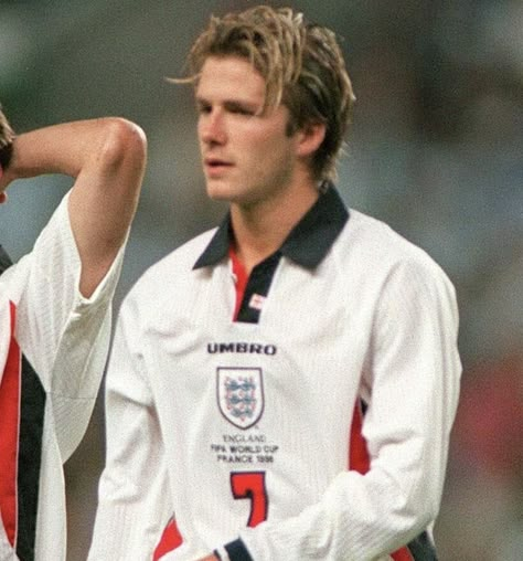 Young David Beckham, David Beckham Football, Beckham Football, England Jersey, Gary Neville, Posh And Becks, Football Retro, Wavy Hair Men, Narcissistic Mother