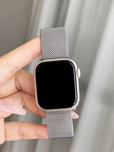 Apple Watch Styling, Smart Watch Aesthetic, Smartwatch Aesthetic, Grey Apple Watch, Apple I Watch, Apple Smart Watch, Apple Watch Silver, Apple Smartwatch, Pretty Watches