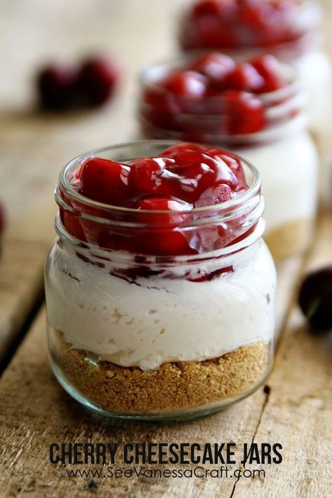 Cherry Cheesecake Jars #12bloggers Cherry Cheesecake Jars, Mason Jar Desserts Recipes, Cheesecake Jars, Mason Jar Desserts, Dessert Mini, Cheesecake In A Jar, Torte Cupcake, Dessert In A Jar, Mason Jar Meals