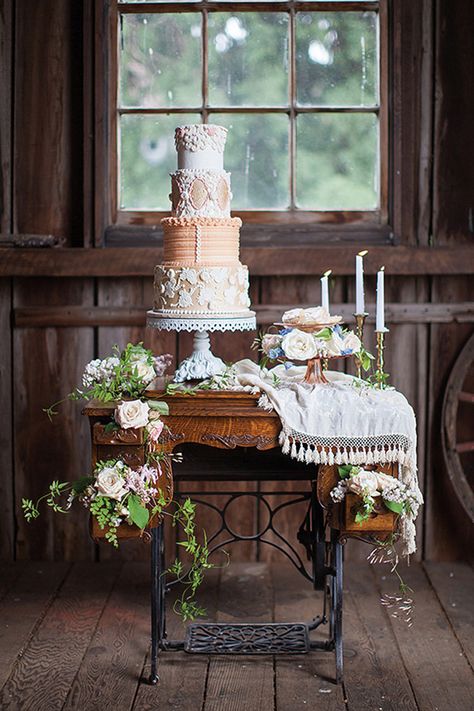 Vintage Wedding Cake Table, Wedding Cake Display, Vintage Wedding Cake, Tafel Decor, Rock Wedding, Wedding Cake Table, Wedding Dessert Table, Wedding Cakes Vintage, Venue Decor