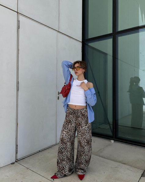 The season of the leopard 🐆 Pants: @bershka Top: @pullandbear Shirt: @pullandbear Ballet flats: @parfois #springlooks #springootd #springfashion #springoutfits #ootd #outfitcheck #outfitideas #outfitideas #style #fashion2024 #pullandbearcommunity #bershkastyle #parfoisandfriends Leopard Pants Outfit Summer, Animal Print Pants Outfit, Print Pants Outfit, Leopard Print Pants Outfit, Leopard Pants Outfit, Bershka Outfit, Outfit Animal Print, Casual Dinner Outfits, Internship Outfit