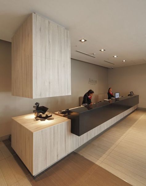 minimalist-eye-cathing-reception-desk - Home Decorating Trends - Homedit Office Images, Trendy Office, Office Reception, Reception Desk, Modern Office, Office Building, Front Desk, Office Design, Office Desk