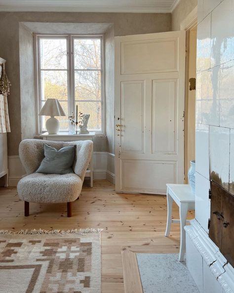 Neutral Country Home, Swedish Home Interior, Swedish Home Aesthetic, Swedish Farmhouse Interior, Old Scandinavian House, Modern Swedish House, Swedish Cottage Interior Nordic Style, Swedish Bedroom Scandinavian Style, Swedish Style Home