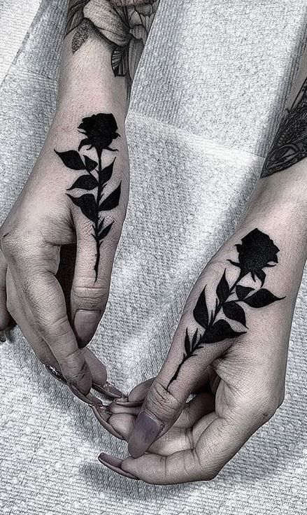 Thumb Tattoo, Hand Tattoo Cover Up, Small Black Tattoos, Dark Feminine Tattoos, Tattoo Main, Gotik Tattoo, Thumb Tattoos, Shadow Tattoo, Rose Hand Tattoo