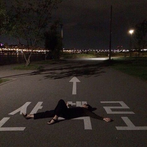 #alternative #girl #grunge #street Fotografia Grunge, Laying On The Ground, Dark Paradise, Night Vibes, Grunge Photography, Jolie Photo, Night Aesthetic, Teenage Dream, Instagrammer