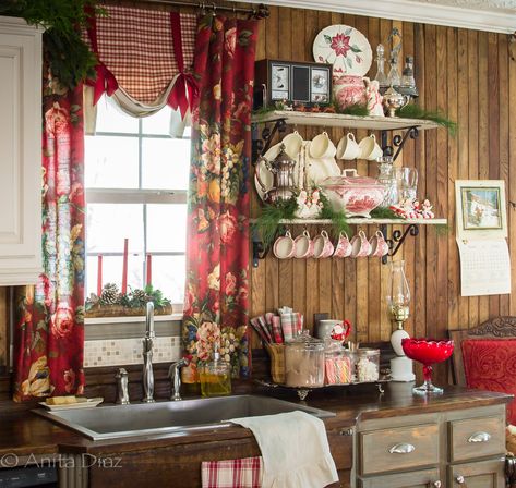 Christmas Home Tour - Farmhouse kitchen and dining - Whispering Pines Homestead Farmhouse Kitchen And Dining, Christmas Cabin, Christmas Color Palette, Whispering Pines, Christmas Cottage, Casa Country, Cabin Christmas, Christmas Tours, Country Christmas Decorations