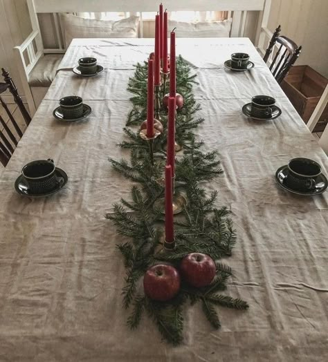 Cozy Christmas Decor, Minimal Christmas, Swedish Christmas, Xmas Deco, Cottage Christmas, Fun Christmas Decorations, Christmas Interiors, Christmas Inspo, Christmas Table Settings