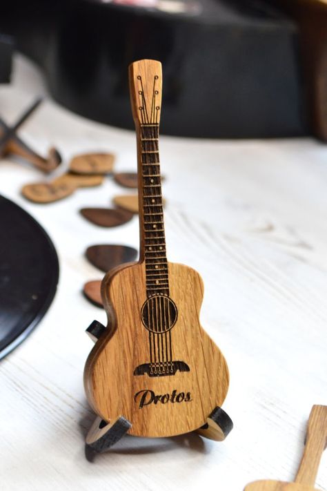 Cute Guitars, Festa Rock Roll, Wooden Engraved Gifts, Wood Guitar Pick, Guitar Pick Box, Wood Laser Ideas, Industrial Lighting Design, Guitar Picks Personalized, Gift For Musician