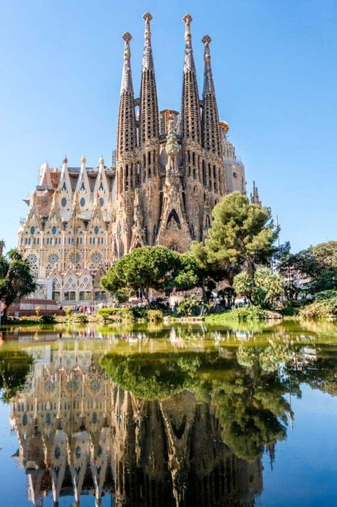 The best things to do in Spain. Places to visit in Spain I Granada I Barcelona I Madrid I Andalucia #travel #traveltips #spain Barcelona Spain Travel, Antoni Gaudi, Beautiful Places To Travel, Beautiful Buildings, Spain Travel, Travel Inspo, Amazing Destinations, Travel Aesthetic, Most Beautiful Places