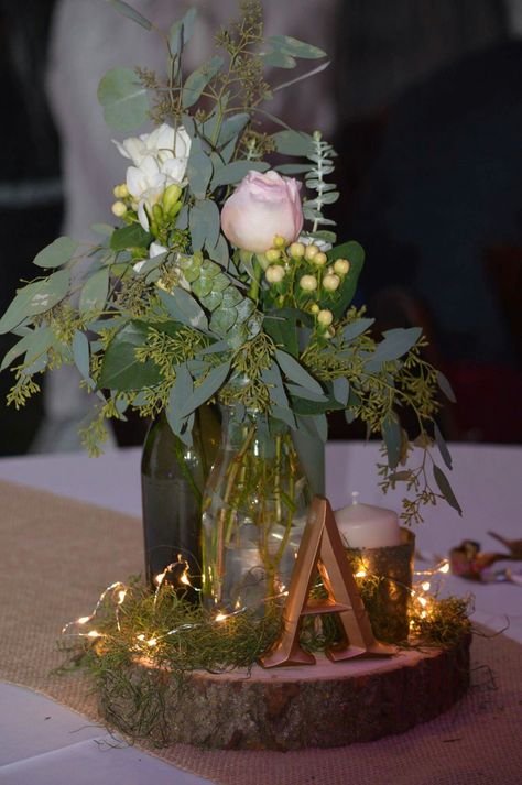 Woods Centerpiece Wedding, Wood Board Centerpiece, Centerpieces On Wood Slices, Log Slices Centerpiece, Natural Wood Centerpieces, Simple Wedding Centerpieces Wood Slice, Wooden Slice Centerpiece Wedding, Wood Plank Centerpiece, Wedding Table Centerpieces Wood Slices