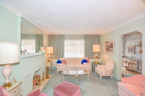 A '50s-Era Pastel Pad You NEED To See (& Maybe Buy) #Refinery29 1950s Interior Design, 1960s Living Room, 1950s Living Room, 1950s Interior, Sala Vintage, 60s Decor, 1950s Decor, 1950s House, Living Vintage