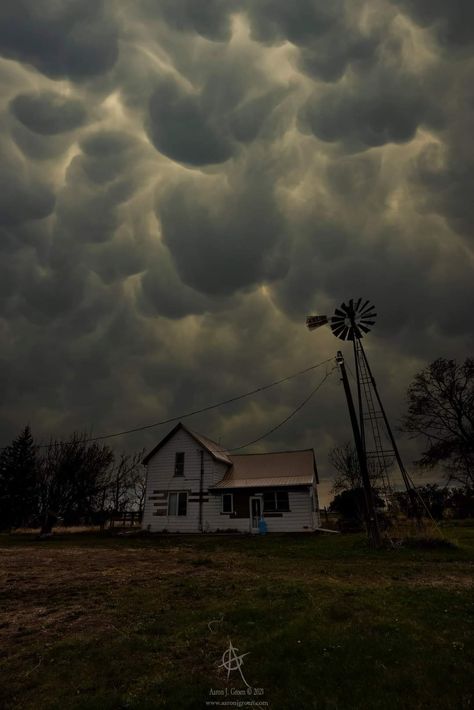 Meteorology Aesthetic Job, Meteorologist Aesthetic, Mammatus Clouds, Storm Chasing, Clouds Photography, Wild Weather, Meteorology, Weather And Climate, Storm Clouds