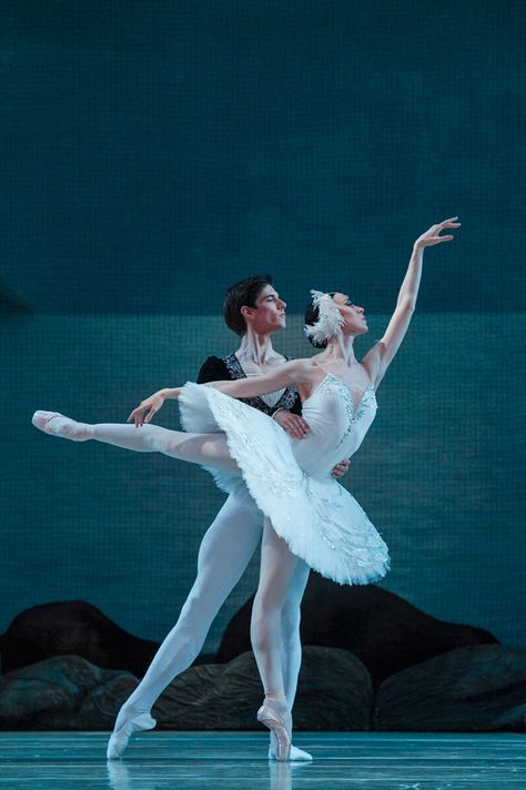 Ballet Couple, Ballet Swan Lake, Swan Lake Ballet, The Royal Opera House, Ballet Pictures, Royal Opera House, Ballet Beauty, Dance Photography Poses, Ballet Performances