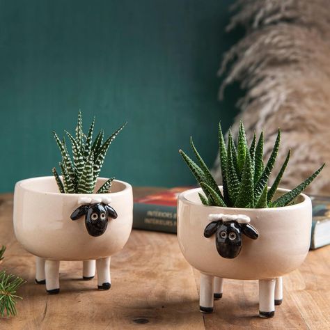 Animal Ceramics Ideas, Cute Animal Pottery, Diy Clay Pots For Plants, Cute Ceramic Ideas, Pinch Pot Animal, Easy Ceramics Ideas Pottery, Clay Pot Ideas, Animal Pottery Pinch Pots, Ceramic Cows Pottery