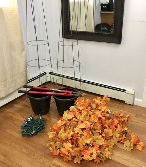 She grabs 2 tomato cages from outside and wait until you see this gorgeous living room idea! Natal, Fall Tomato Cage Crafts, Fall Topiary, Fall Topiaries, Diy Halloween Dekoration, Cheap Fall Decor, Fall Leaf Garland, Fall Fireplace, Pumpkin Topiary