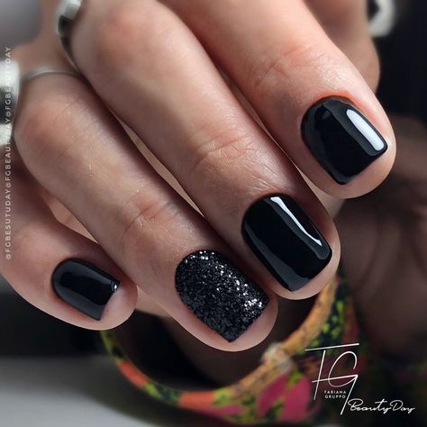 75+ Fall Nails and Nail Art Trends to Welcome Your Cozy Season - Jennysgou Mate Black Nails Short, Gel Polish Nail Designs On Natural Nails Black, Black Nails Short With Design, Classy Short Black Nails, Formal Nails Classy Black, Chic Nails 2023, Black Elegant Nails Short, Trendy Nails Short Black, Pretty Black Nail Designs Short