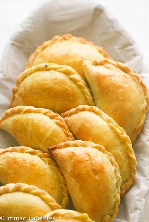 Jamaican Meat Pies, Beef Patties Recipes, Jamaican Chicken, Jamaican Beef Patties, Jamaican Patty, Filipino Recipe, Stuffed Bread, Empanada Recipe, Jamaican Dishes