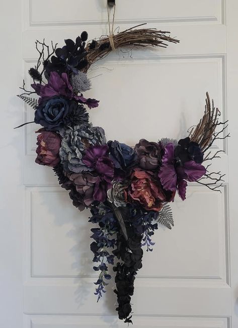 Gothic Floral Centerpiece, Goth Wreaths For Front Door, Boho Goth Curtains, Goth Christmas Wreath Diy, Gothic Front Door Decor, Gothic Fairy Home Decor, Crescent Moon Christmas Wreath, Halloween Moon Wreath Diy, Diy Spooky Wreath