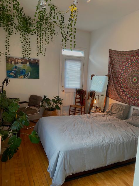 tapestry, plants, big mirror Tapestry Behind Bed, Mirror Above Bed, Boho Hippie Room, Hippie Room, Hippy Room, Big Mirror, Boho Hippie, Room Inspiration, Hippie Boho