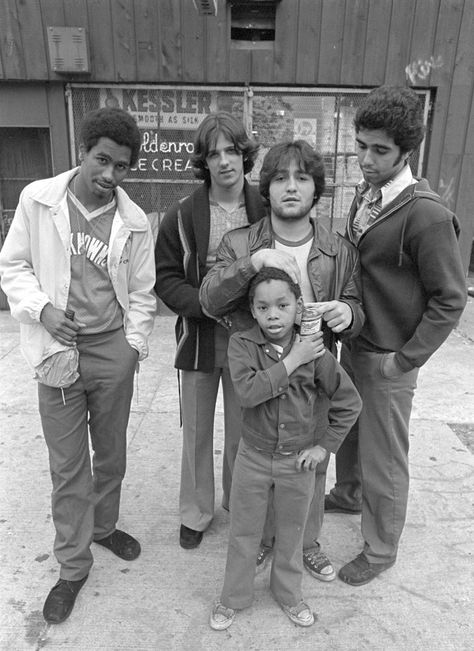 Latin Kings and a little kid hanging out on Winthrop and Ainslie in 1976. Photographed by Bob Rehak. Chicago 1970s, Latin Kings, Chicago Life, Life In The 70s, Chicago Kids, Advertising Business, Chicago Neighborhoods, Kids Mattress, 70s Aesthetic